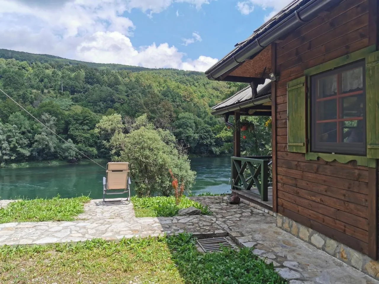 Brvnara Perućac – spoljašnji izgled