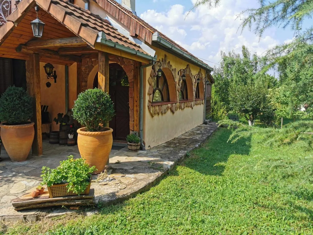 Vikendica Banoštor – spoljašnji izgled