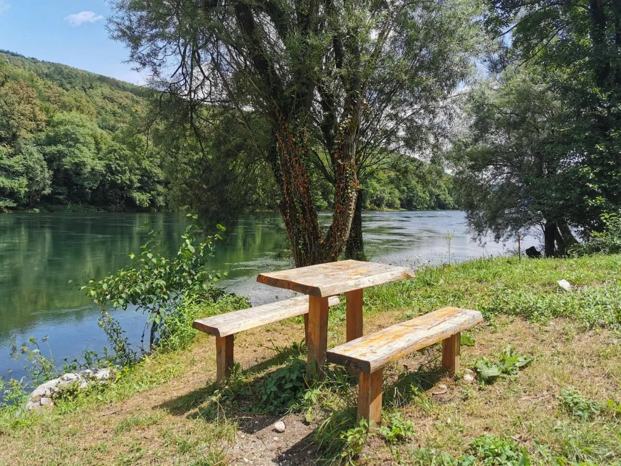 Brvnara Perućac – uz reku