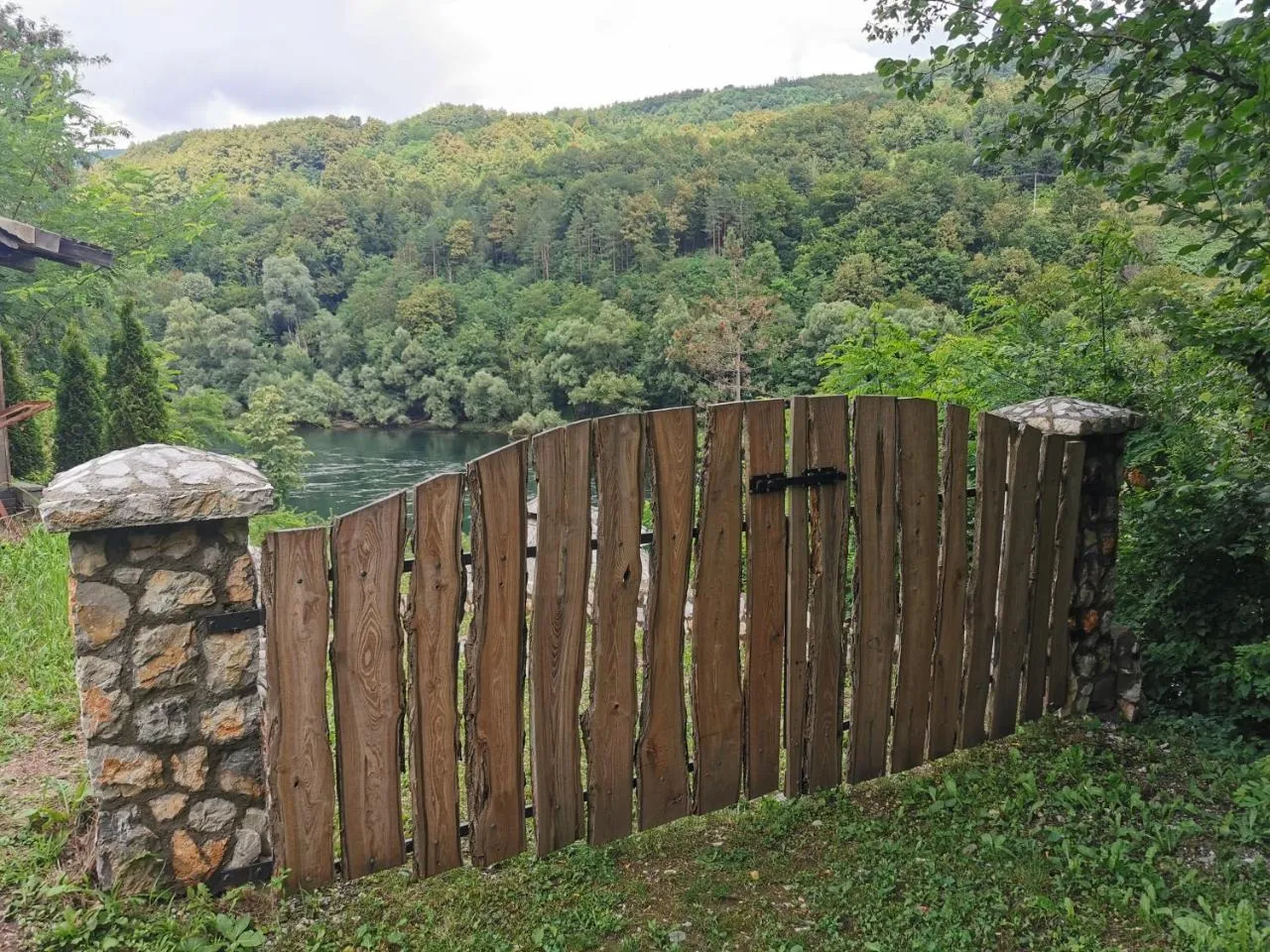 Brvnara Perućac – dvorište