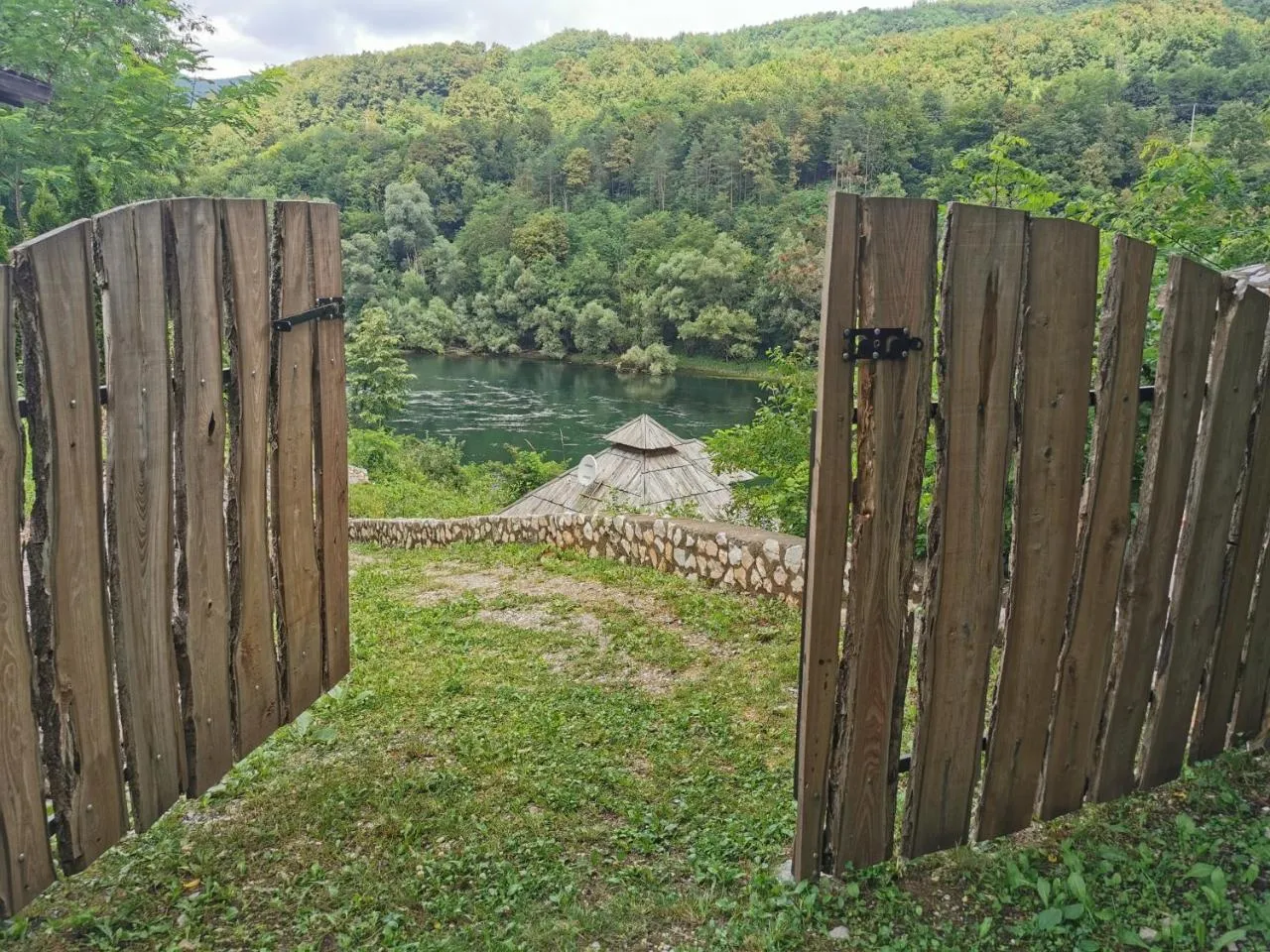 Brvnara Perućac – dvorište