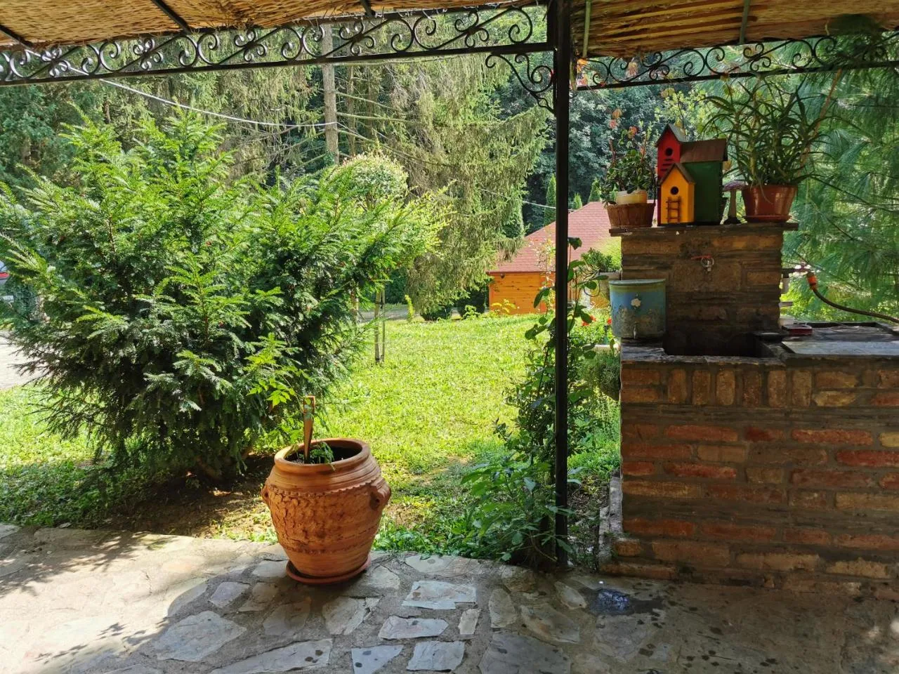 Vikendica Banoštor – dvorište