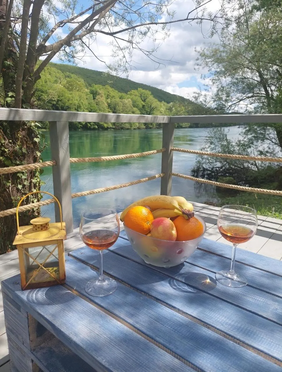 Brvnara Perućac – uz reku